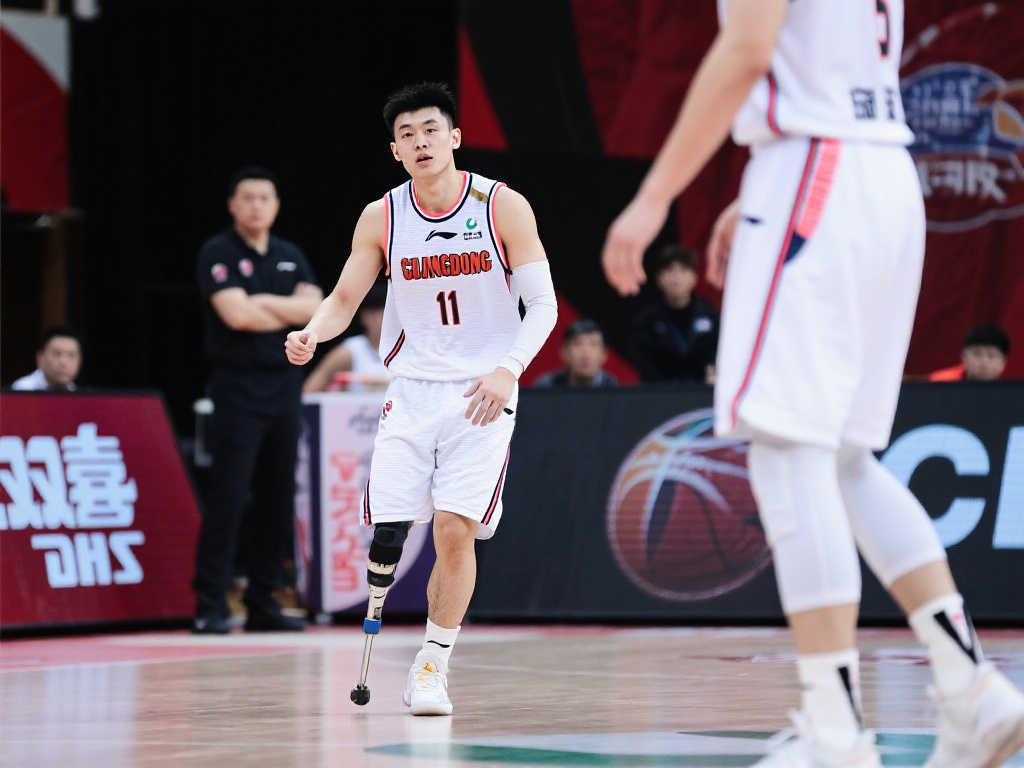 吴骁“独臂”奋战不息！方兴渡主教练王博：他的斗志激励全队